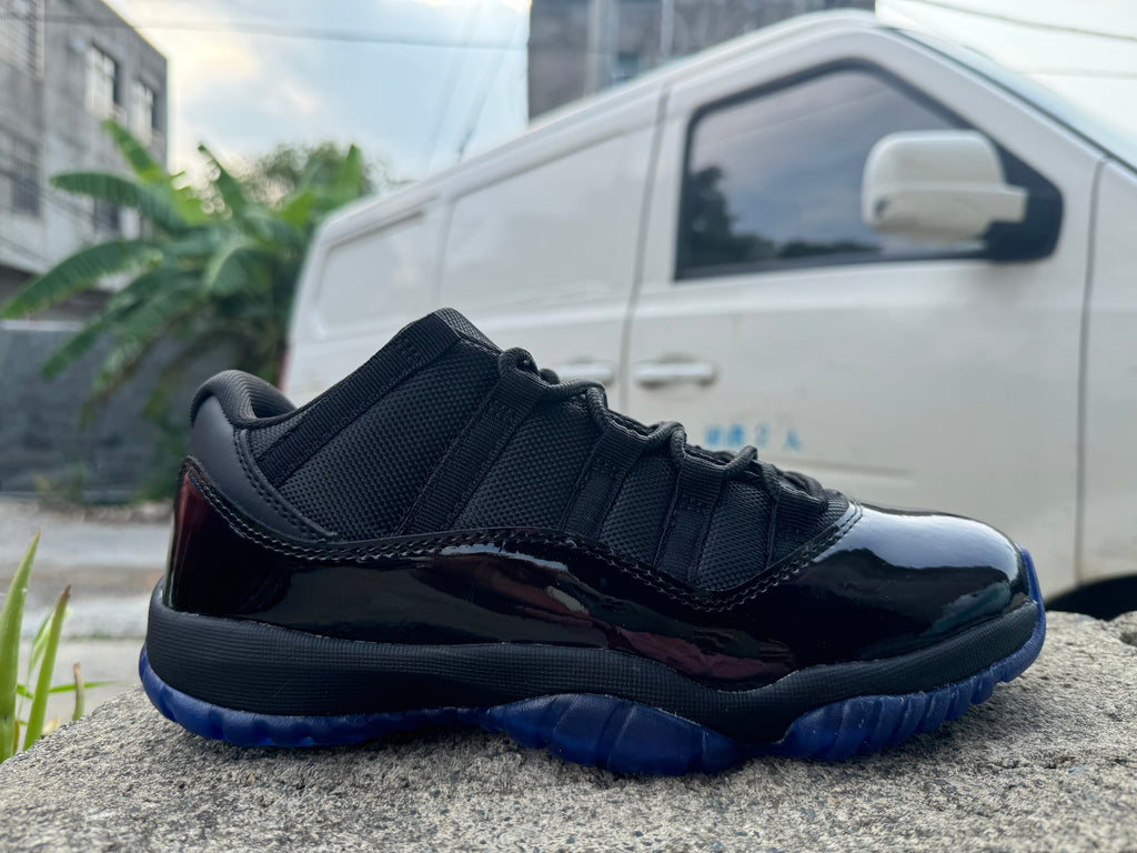 Jordan 11 Low-Top Sneakers | Black & Gamma Blue