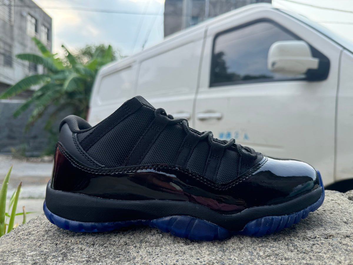 Jordan 11 Low-Top Sneakers | Black & Gamma Blue